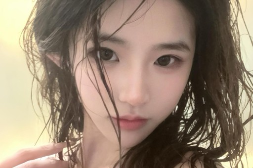 曝网红猴哥新恋情！轻抚对方背部颜值身材不输前妻何钰欣