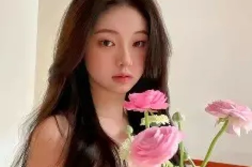 真猛！女演员周也卧室亲密被拍拥抱接吻一条龙明星也是普通人