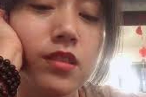 算是救赎文。女主是小镇出来的姑娘被网暴回到家乡遇到男主。此时她是外地来旅游的漂亮有钱女人他是活一天算一天破旧酒吧小老板。第一次见面女主见色起意以为男主是🦆但其实他是只想逃离妈妈掌控的